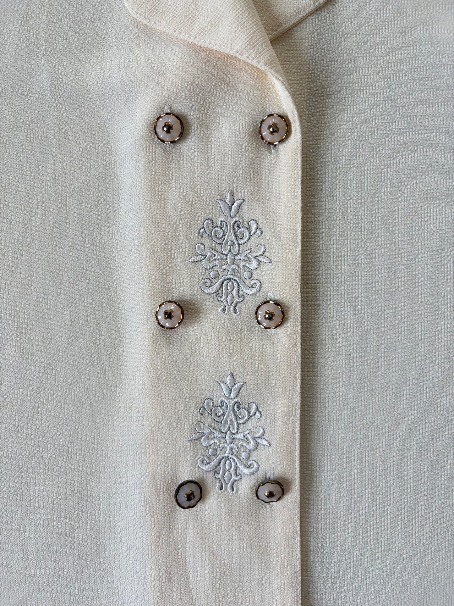 フラワー刺繍 ダブルボタンブラウス / アイボリー